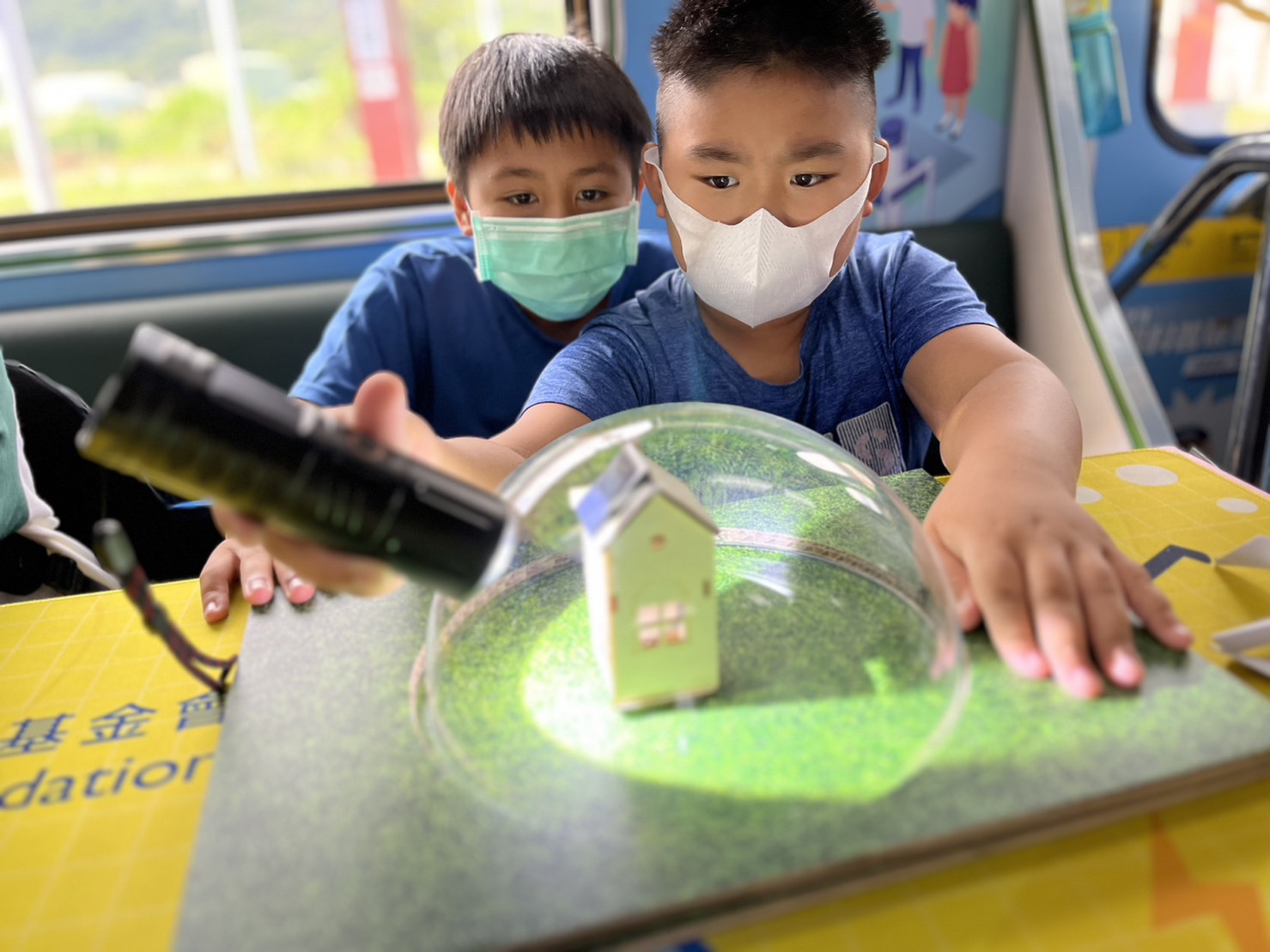 友達參與基礎科學主題車廂，以STEAM教學精神，設計「逐日科學家」、「太陽能工程師」以及「淨零建築師」三大能源科普課程和實驗
