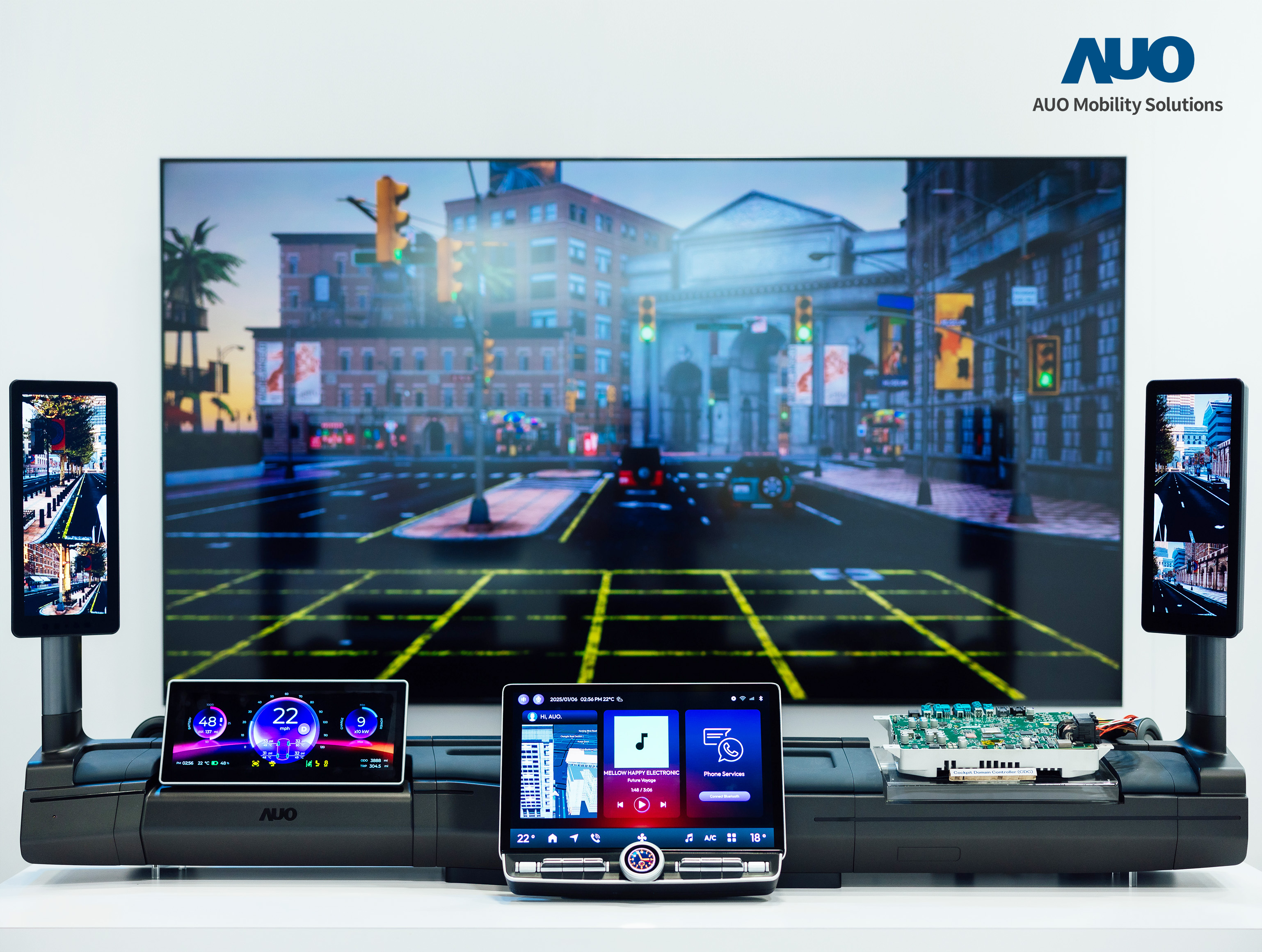 YY易游m6米乐智慧行动推出智慧座舱域控平台，支持CDC、分区架构并整合AI运算模块，提供智能体感与座舱互动功能，驱动个人化座舱功能全面升级。