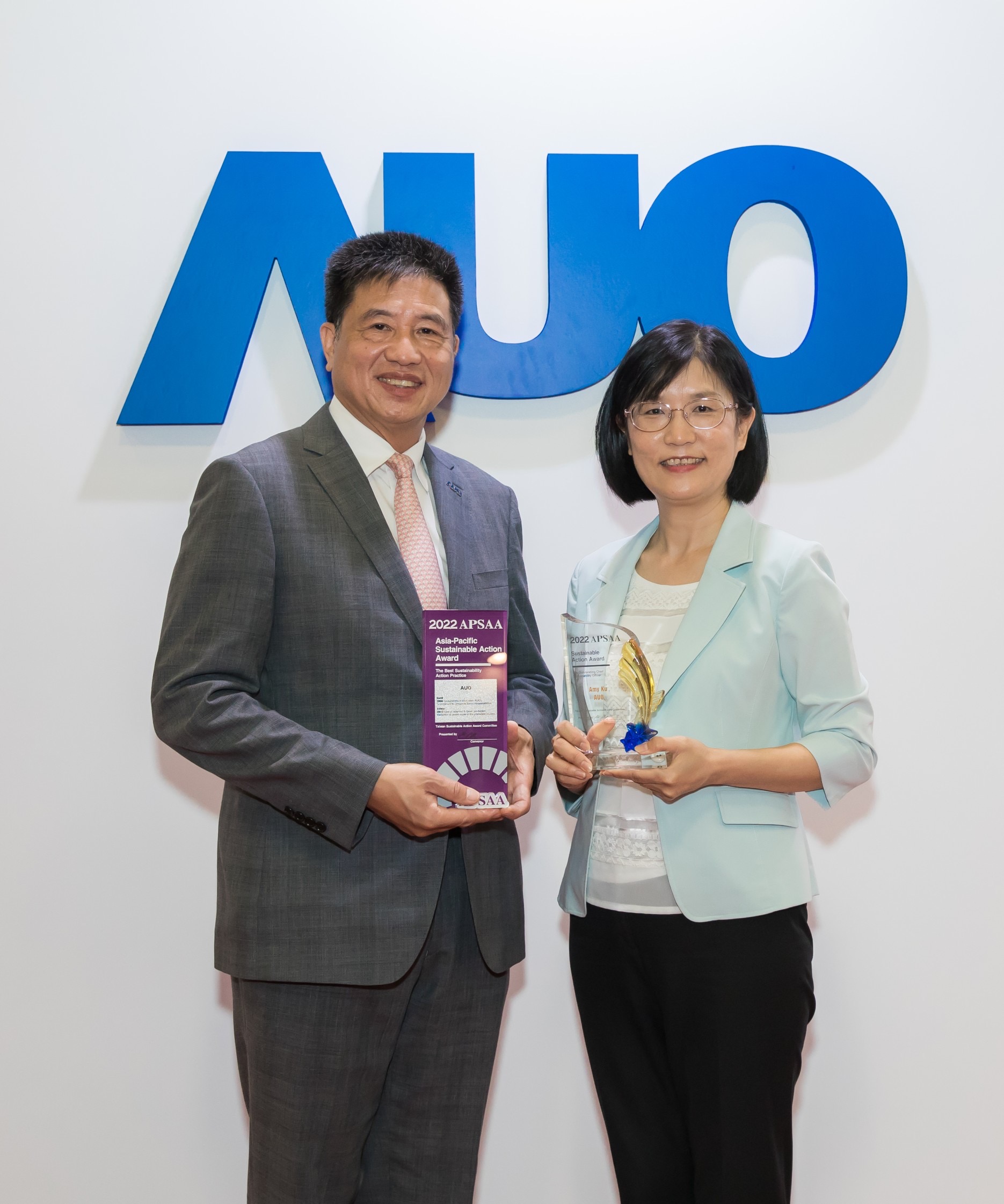 YY易游m6米乐长期垫筑永续远景的基石，透过ESG暨气候委员会逐步实践永续策略蓝图。其中，YY易游m6米乐光电永续长古秀华带领团队、制定中长期目标，缔造多面向亮眼表现，获得「顶尖永续长奖」的个人奖殊荣（左：YY易游m6米乐光电董事长暨执行长彭双浪，右：YY易游m6米乐光电永续长古秀华）