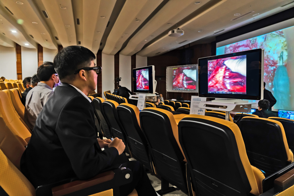 達擎之「達文西外接3D影像解決方案」，將達文西手術機器手臂的3D影像即時連線轉播，在會議室觀摩的醫師們只要戴上偏光眼鏡，就能與執刀醫師看到同步的3D立體影像，如臨操作台現場，縮短達文西手術的學習曲線