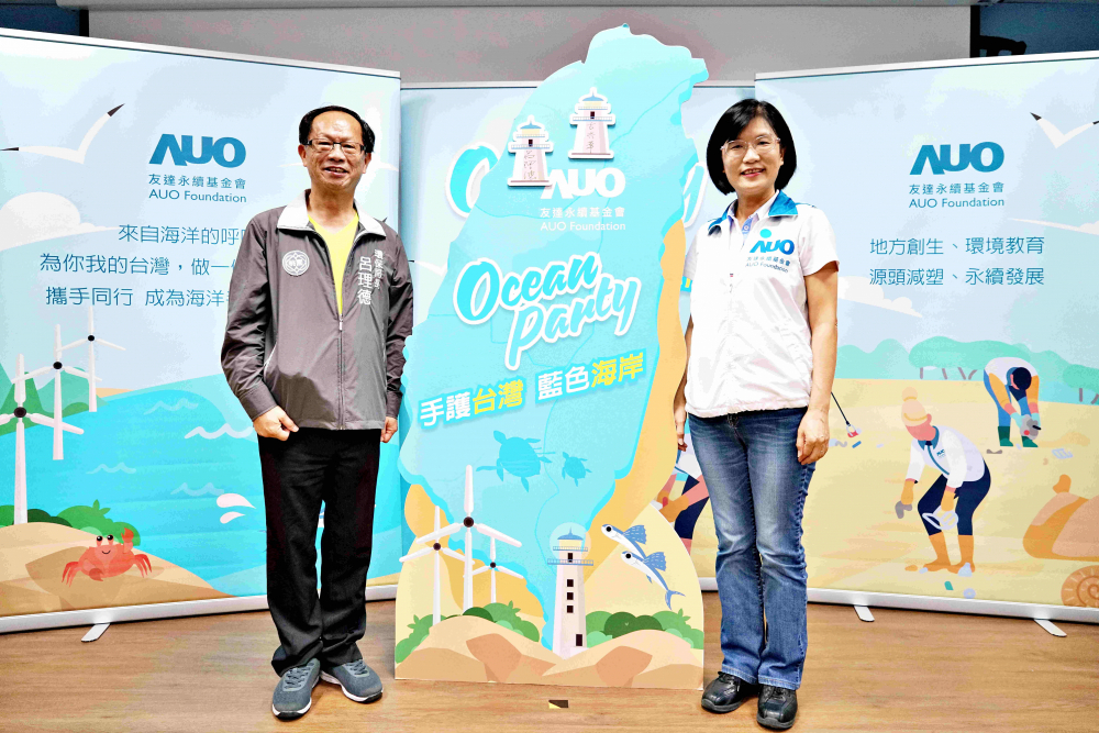 友達光電永續長古秀華（右）與桃園市環保局局長呂理德（左）進行海岸線認養儀式，簽署於象徵藍色宣言的海岸永續燈塔上，承諾以實際行動與環境教育方式，投入桃園海岸線守護行列