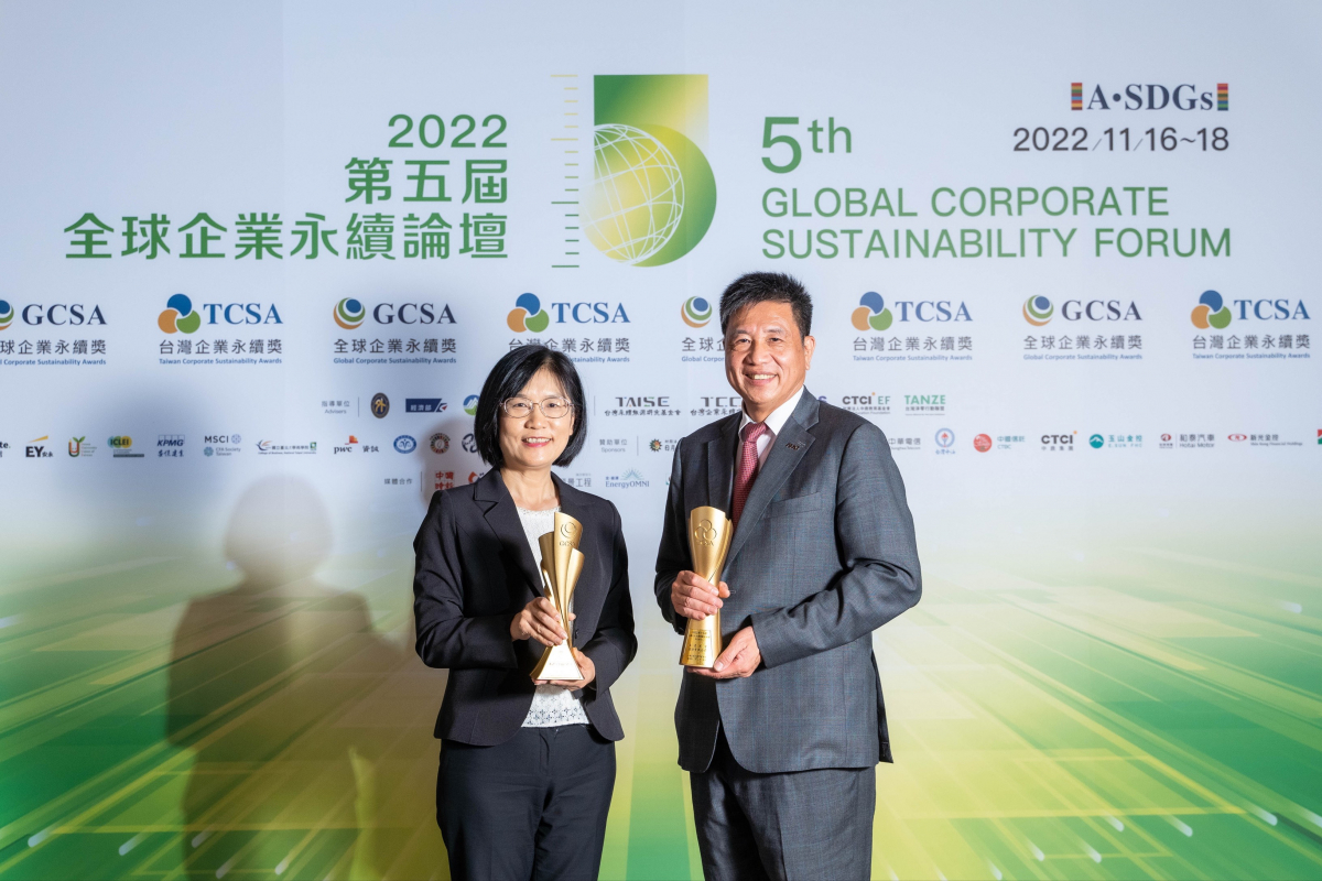 YY易游m6米乐作为净零碳排先锋，期引领价值链伙伴同行共好，卫冕制造业组&ldquo;十大典范企业&rdquo; 二连冠殊荣(左：YY易游m6米乐光电永续长古秀华，右：YY易游m6米乐光电董事长暨执行长彭双浪)