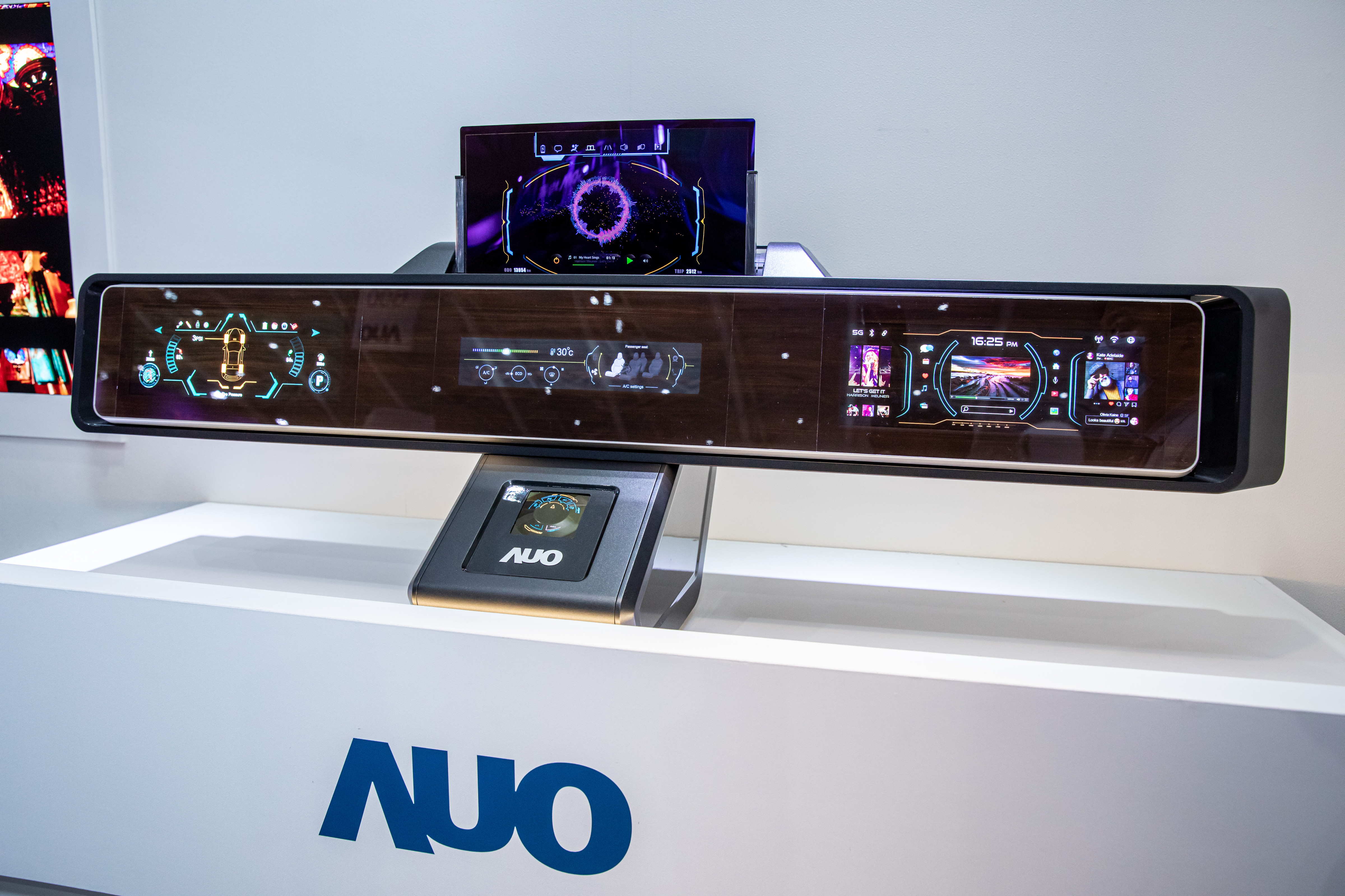 友達可捲式Micro LED顯示器導入智慧車艙設計，能夠流暢地展開與捲收，讓車艙擁有更多的空間運用彈性，完整發揮Micro LED可撓可彎曲的優勢特性