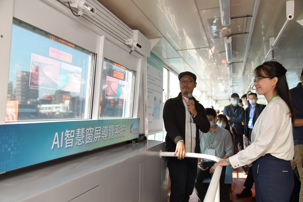 友達整合透明Micro LED智慧窗，透過景物GPS座標定位追蹤乘客視線，可即時在智慧窗提供正確的導覽資訊