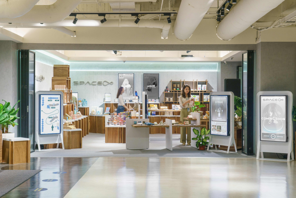 YY易游m6米乐打造永续选物商店，展示社企及社创商品，结合创利空间所开发的智能零售系统，整合多元产品信息，让无人商店扮演公益行动的推手