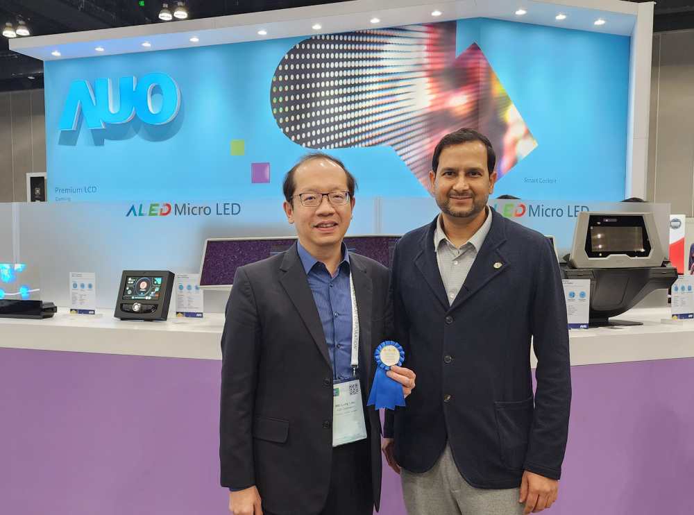 友達光電於2023 SID顯示週，由SID國際資訊顯示學會評選頒發「最佳中型展位獎」。左為友達光電技術長廖唯倫。
