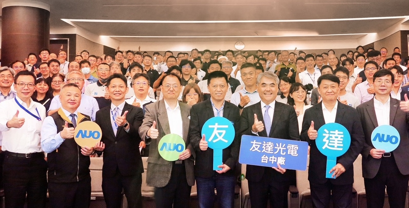 友達以太陽能解決方案領航者，跨足建築領域，4日在台中廠區舉辦「光電建築一體化研討會」，邀請產業先驅共同推動綠化，打造新一代智慧綠建築。