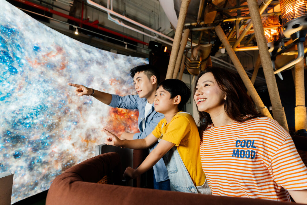 友達打造全台最大寬6公尺、高4公尺、唯一搭載LED弧形拼接顯示屏的動感飛行船，讓乘客駐足在熱氣球上，享受身歷其境的偽出國旅遊樂趣