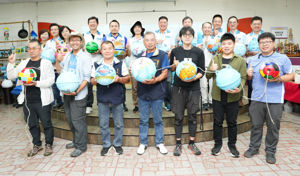 友達光電暨友達永續基金會董事長彭双浪與農業部林業及自然保育署新竹分署夏分署長、供應商夥伴、在地鄰里協會、社企團體，以循環再生的海廢浮球倡議從源頭減廢，為地球移除塑膠垃圾，共同「手」護台灣美麗海岸