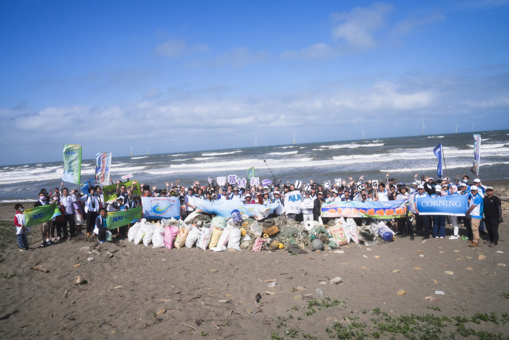 友達永續基金會召集企業志工、產官學和供應商夥伴，在苗栗後龍外埔魚港1340保安林海岸淨攤，齊心協力清除1.2公噸海洋廢棄物，以行動實踐對環境友善的承諾