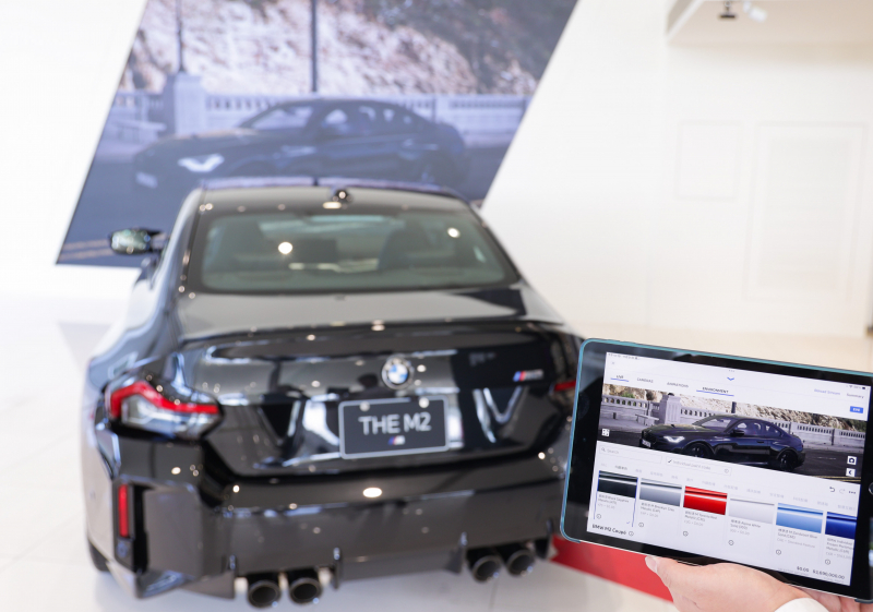 賞車介面即時投放到LED牆上，顧客可即時更換車輛內裝、零件選配與車款配色，提供近乎與實車等比例的沉浸式無死角虛擬賞車體驗