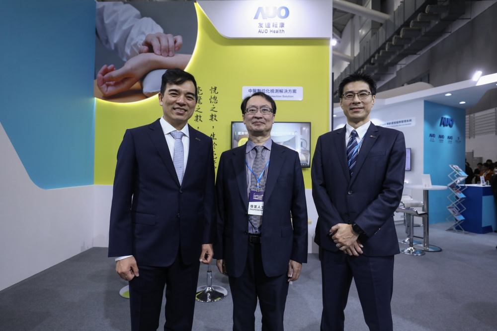 首次於醫療科技展亮相的友達耘康，捐贈數位化檢測設備與研究經費，協助衛福部國家中醫藥研究所打造中醫大數據資料庫。圖由左至右為友達光電執行長暨總經理柯富仁、衛福部國家中醫藥研究所所長蘇奕彰、友達光電智慧醫療事業群總經理廖世宏
