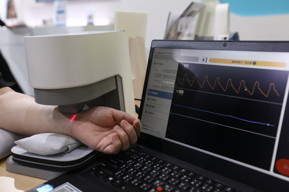 友達耘康脈象檢測系統透過電腦精準控制升降系統，還原中醫師三指把脈過程的舉、按、尋手法，將脈象感受轉化成數據，未來可結合大數據分析，實現智慧醫療及準確性