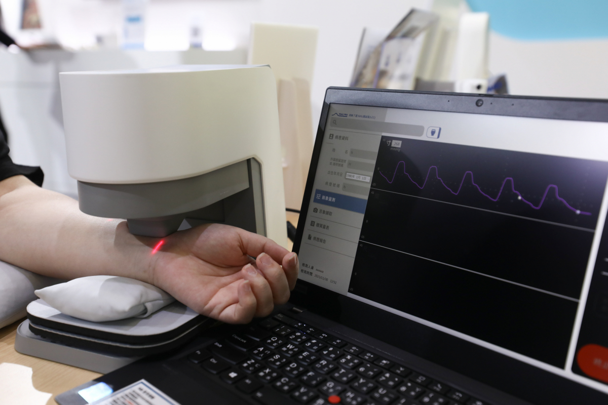 友達耘康脈象檢測系統透過電腦精準控制升降系統，還原中醫師三指把脈過程的舉、按、尋手法，將脈象感受轉化成數據，實現智慧醫療及準確性