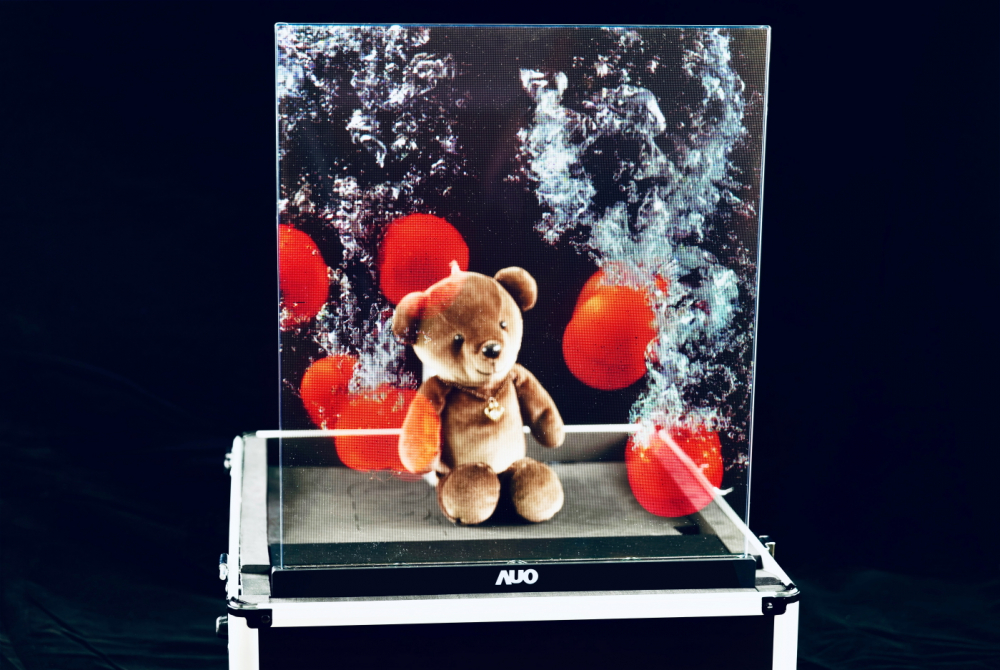 友達以次世代Micro LED顯示技術打造之透明顯示器，具備高穿透、低繞射、高亮度、可拼接之特性，可廣泛應用於智慧移動、零售、育樂和醫療等多元場域