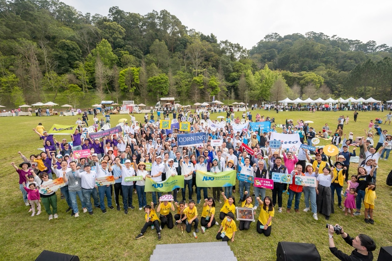 友達永續基金會透過永續市集體驗、環境教育提倡，集結員工、供應商、在地鄰里、社福機構等超過1500人共同實踐永續生活