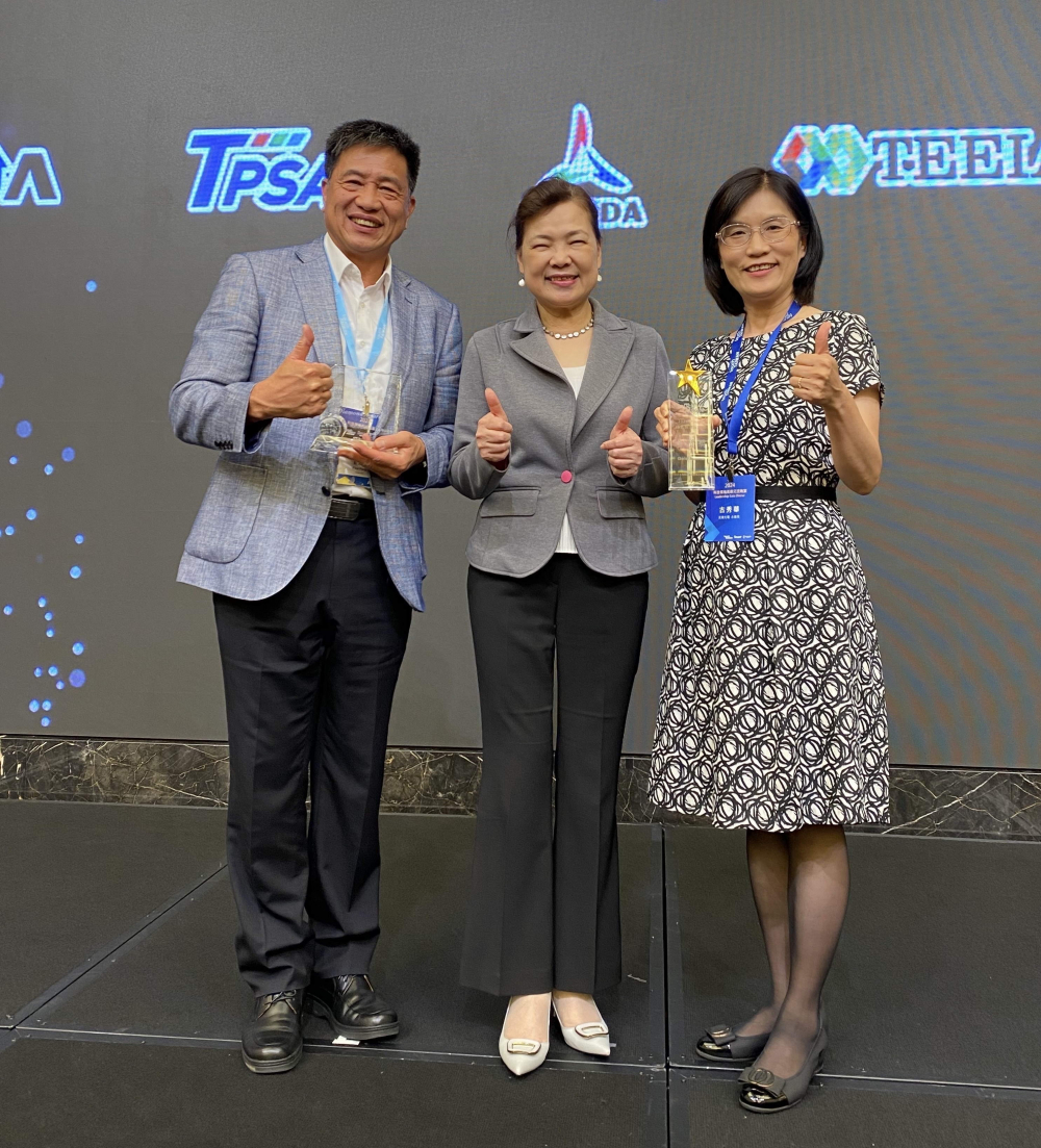 友達致力推動永續發展，於Touch Taiwan2024以3R策略貫穿Display、ESG展位實現綠色展覽目標之成果，Display展位獲綠色裝潢設計鑽質獎最高榮譽，ESG同獲金質獎殊榮。由經濟部長王美花（中）親自頒予友達光電董事長彭双浪（左）、友達光電永續長古秀華（右）