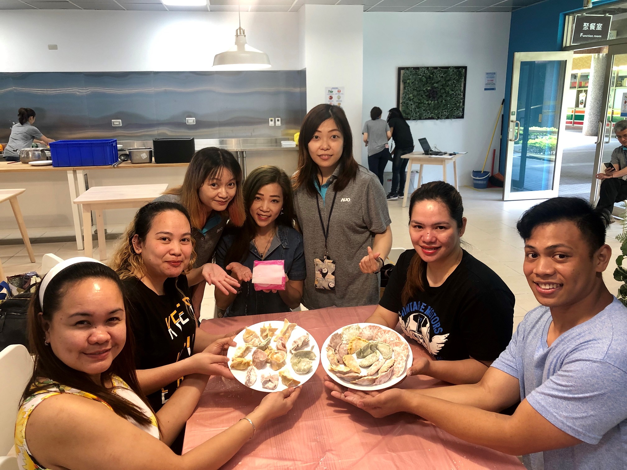 友達將DEI理念貫徹到企業文化和實踐，舉辦如台菲廚藝交流等活動，讓同仁了解彼此文化差異、培養情感