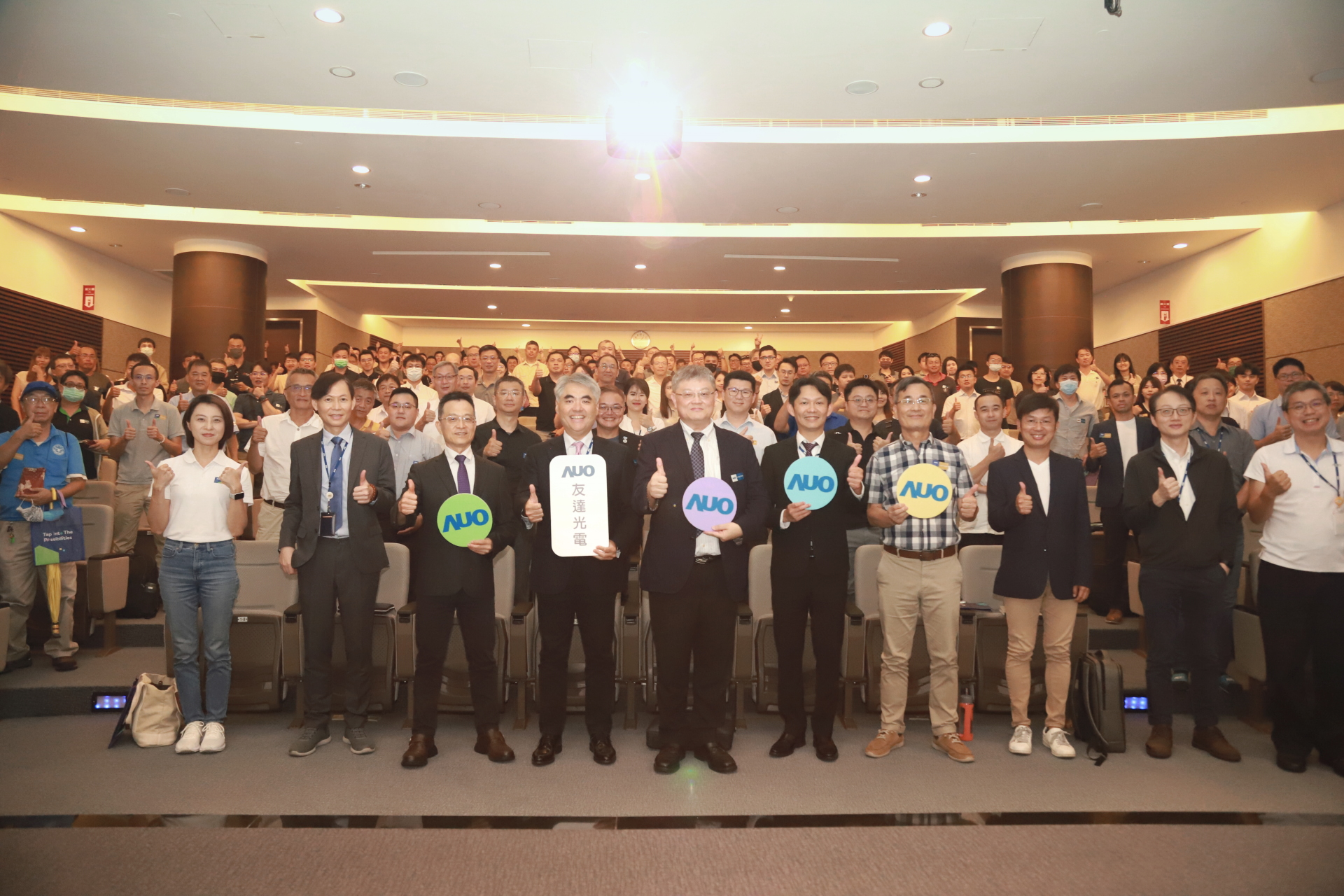 友達光電邀請領域專家共研再生能源發展、電力需求及建築物減碳等議題進行交流，盼共擘綠色永續生態圈的嶄新契機。
