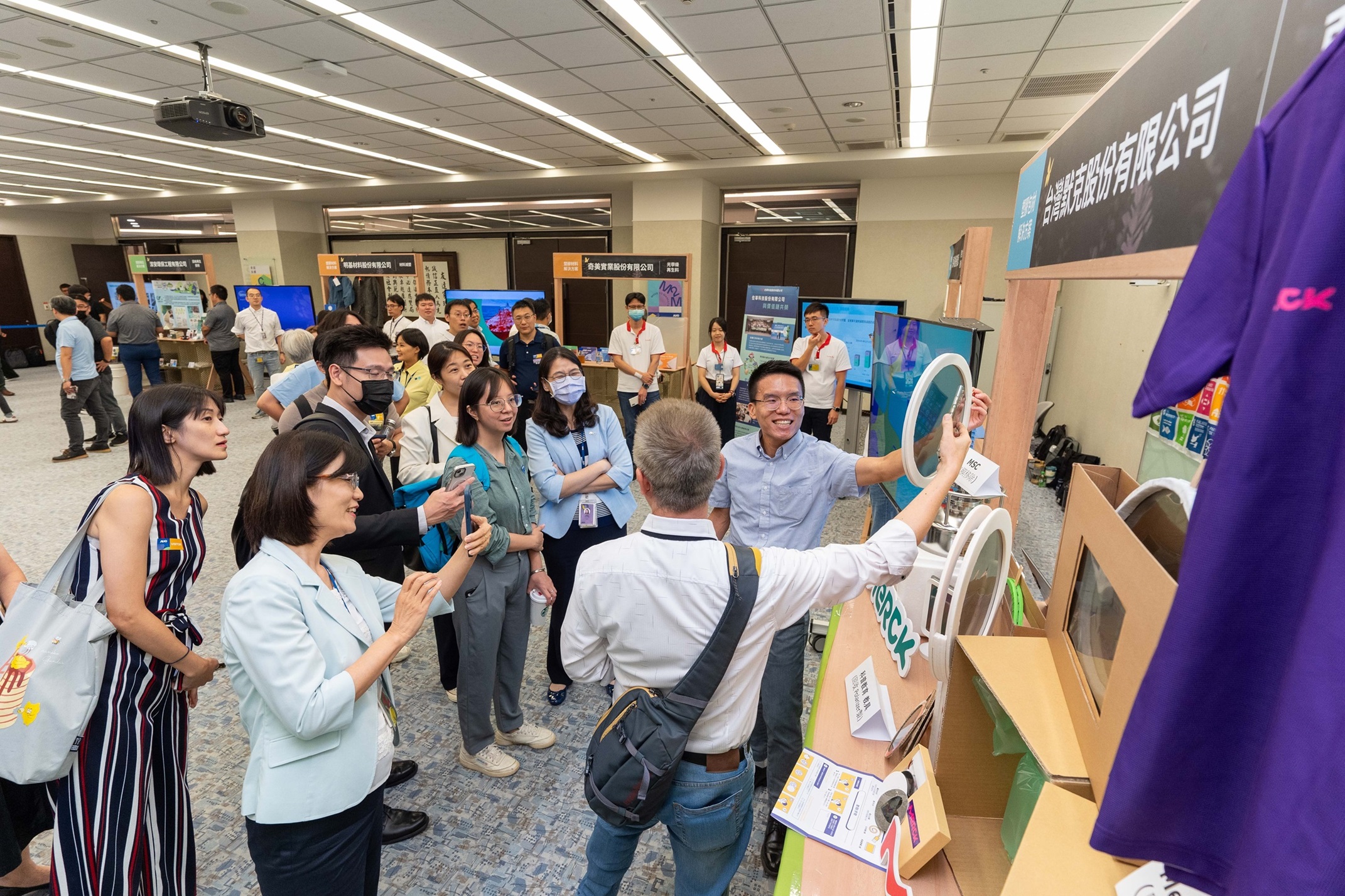 YY易游m6米乐连手产业伙伴策划首届生态圈联展，展示如何将废塑料循环再利用，创新解决方案包括：塑料包材再生与循环使用、再生塑料研发及应用、废塑料回收再生技术、减塑生活提案等