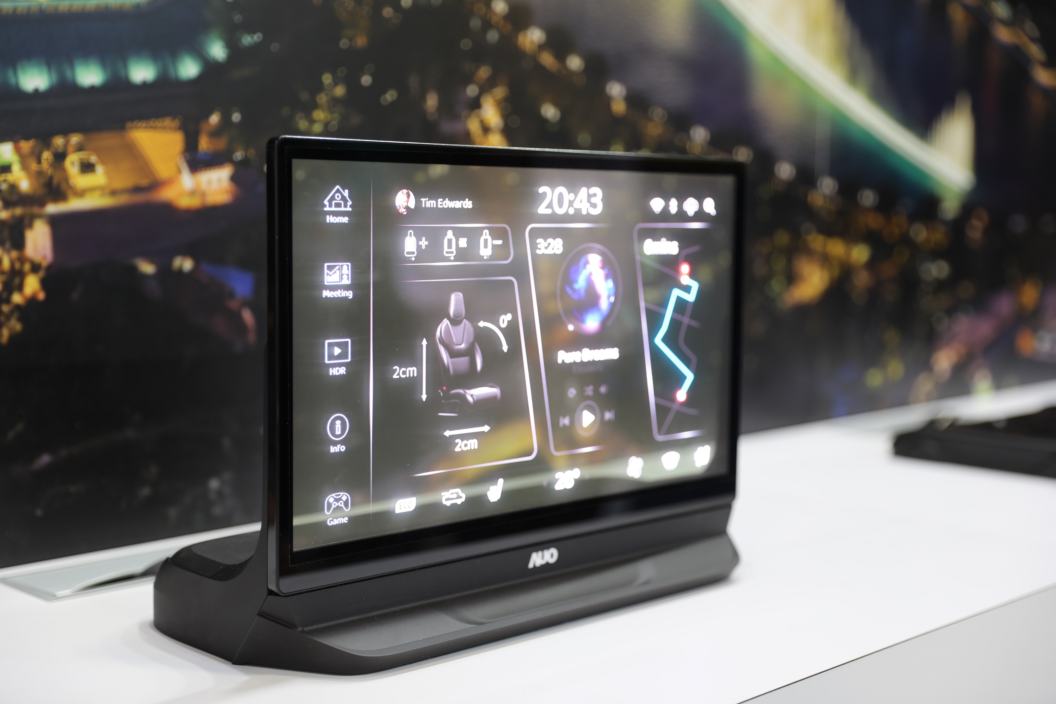 友達將Micro LED透明顯示技術整合黑切換技術的解決方案，釋放強大的技術自主開發能力，跨越室內外應用界限，開創業界第一台17.3吋快速黑切換透明觸控Micro LED顯示器