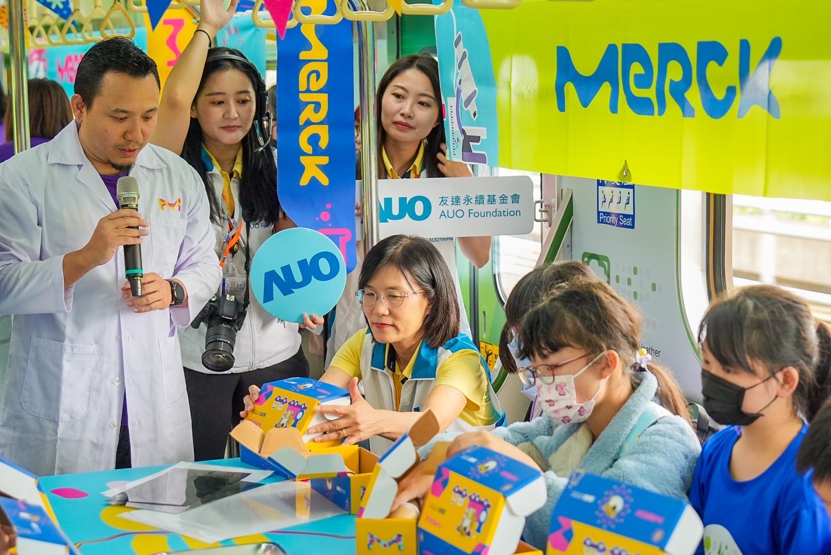 友達以光電、再生能源、水資源三大核心，設計「再生能源和循環經濟」多元永續教育主題，並攜手供應鏈夥伴默克開發創意科學教材及實作體驗，期讓永續素養透過科學探索向下扎根