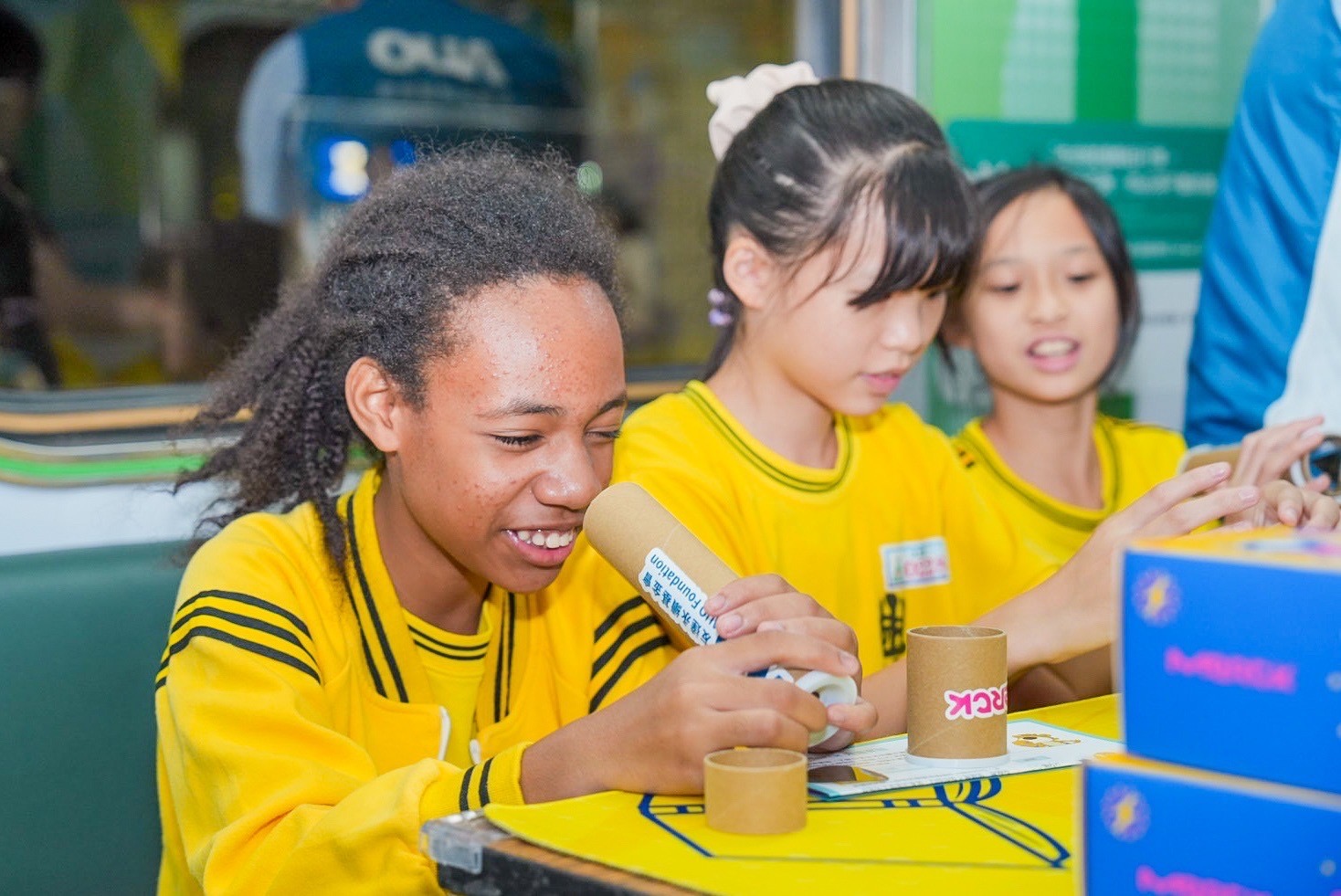 友達與默克分別回收不再使用的偏光片及液晶顯示模組，設計光電課程「玩轉光與闇」，讓學生們親手製作偏光萬花筒與簡易液晶顯示器，實踐循環再生的永續理念