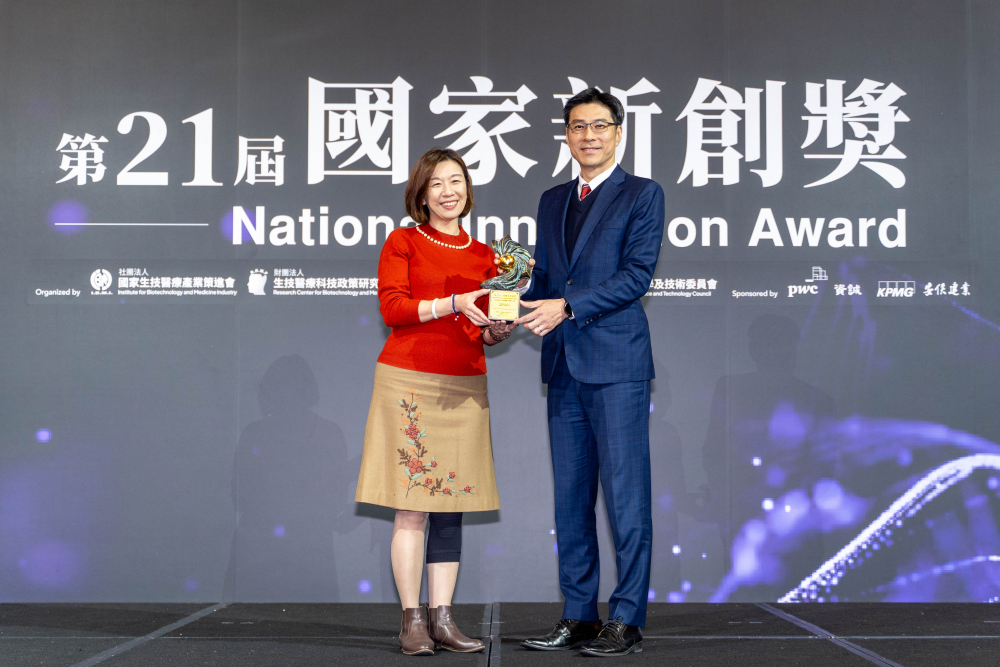 友達旗下子公司友達耘康與達擎分別以「中醫數位化檢測解決方案」及「寬視角3D醫療顯示器」獲得第二十一屆國家新創獎「智慧醫療與健康科技」類別的「企業新創獎」與「國家新創精進獎」兩項殊榮。圖左為衛生福利部政務次長林靜儀、圖右為友達光電智慧醫療事業群總經理廖世宏