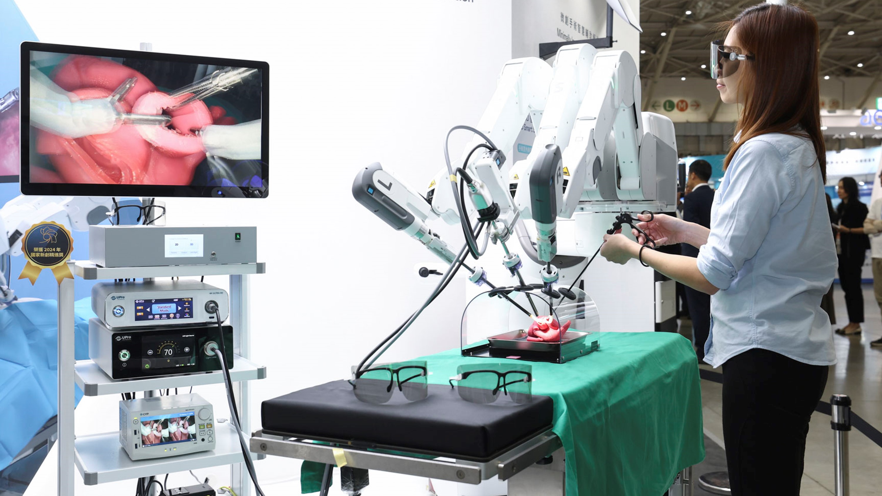 達擎寬視角3D醫療顯示器可應用於機器人手術即時3D解決方案，提供醫療團隊即時、同步的3D手術影像，提升溝通效率與手術安全性