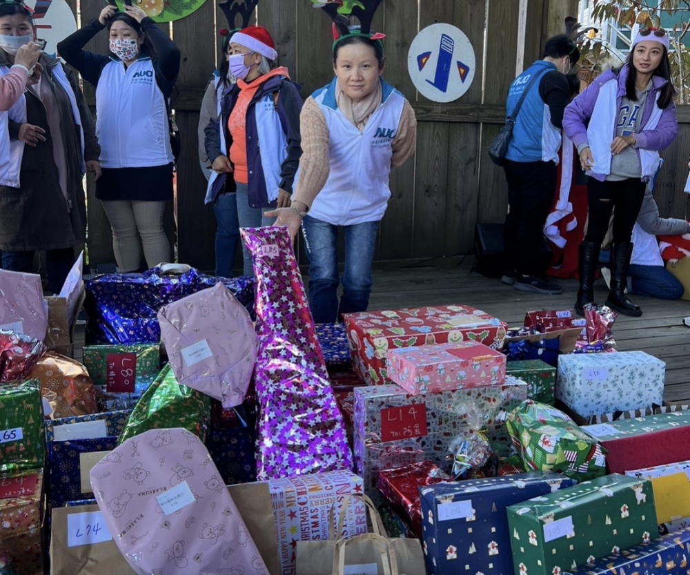 友達永續基金會「圓夢列車」年年迴響熱烈，認捐同仁精心挑選禮物、巧手包裝，整理成隊後，將祝福一一打包送出