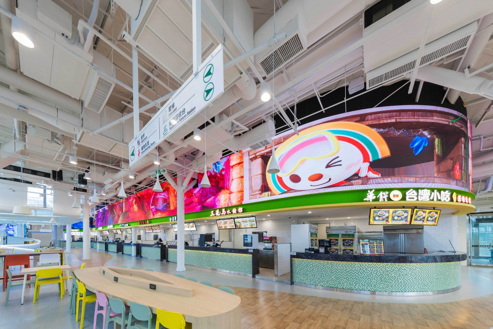 友達穩步推動雙軸轉型策略，旗下子公司達擎攜手傑可達數位與零售業者統一超商合作，為全新改裝開幕的「清水服務區」打造首創的裸視3D體驗牆