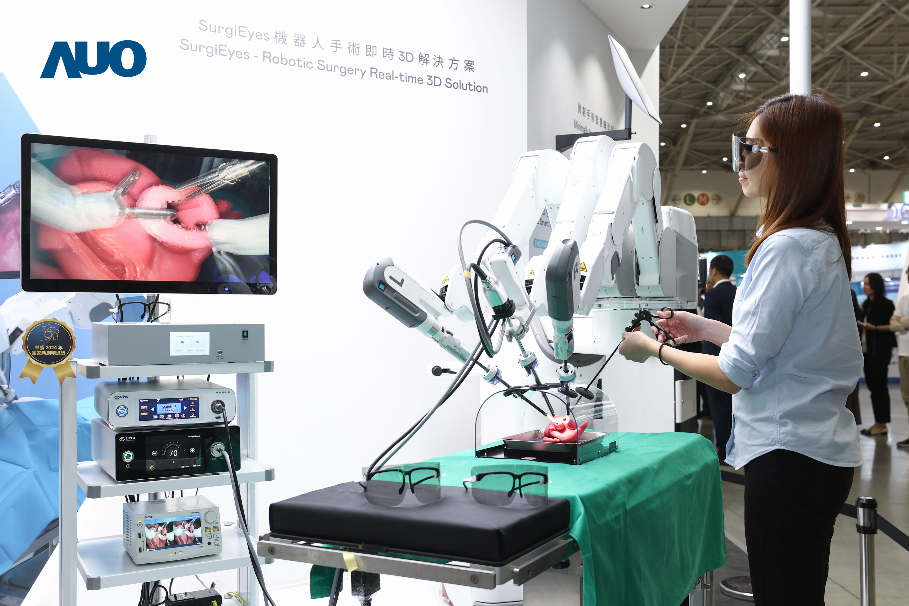 达擎以领先的3D显示技术推出〝SurgiEyes机器人手术实时3D解决方案〞，整合先进3D图像处理与独家3D垂直宽视角、广色域的显示技术，手术团队可实时同步主刀医师视角看到清晰3D影像，提升沟通效率与安全性。