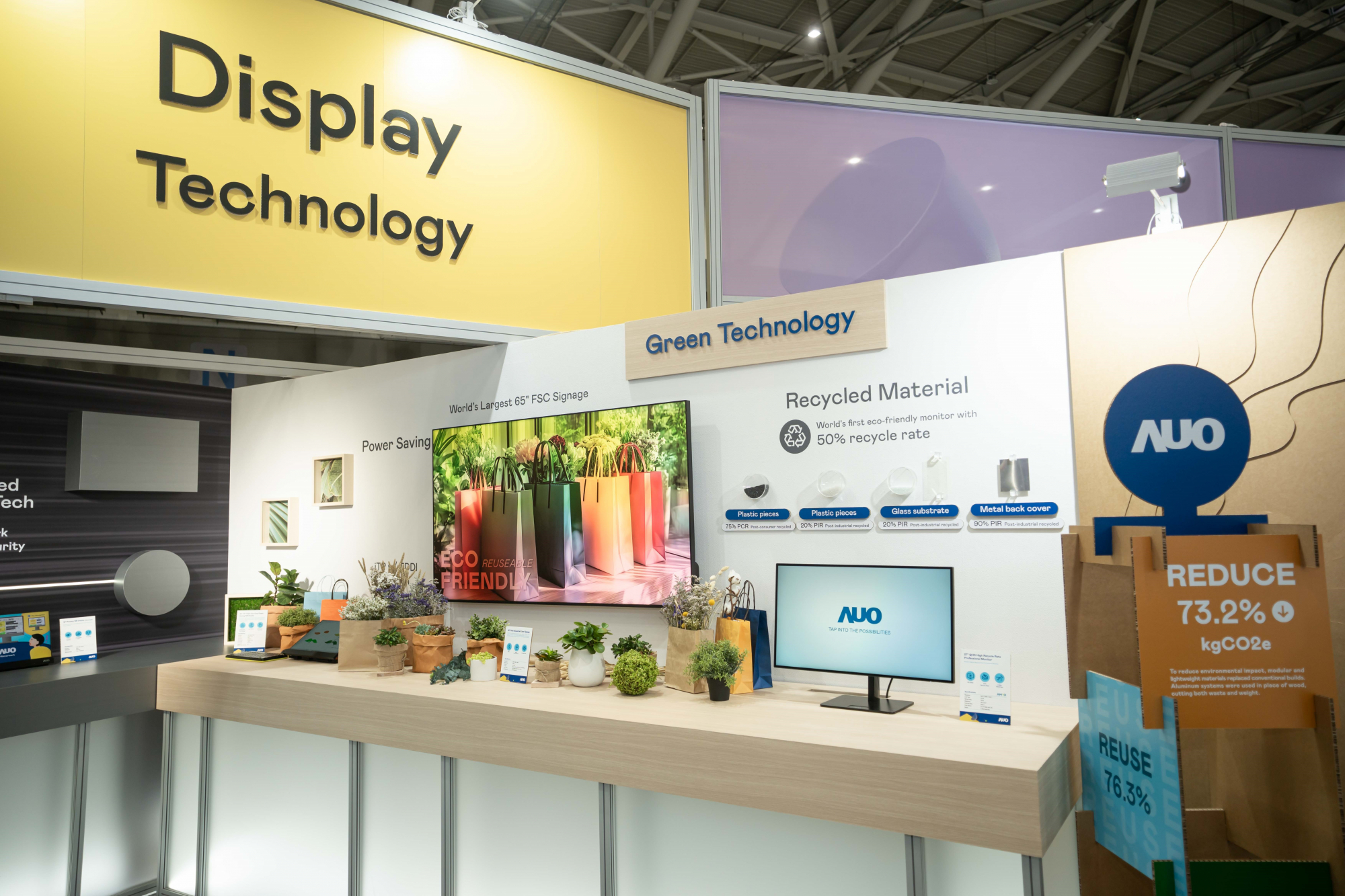 友達Touch Taiwan 2025雙展位再度獲etouch 綠色裝潢設計獎肯定；智慧顯示展位以鋁製模組系統取代傳統木作施作，並在相關裝潢物與設計使用可回收、可重複使用的材料，體現低碳與循環精神。