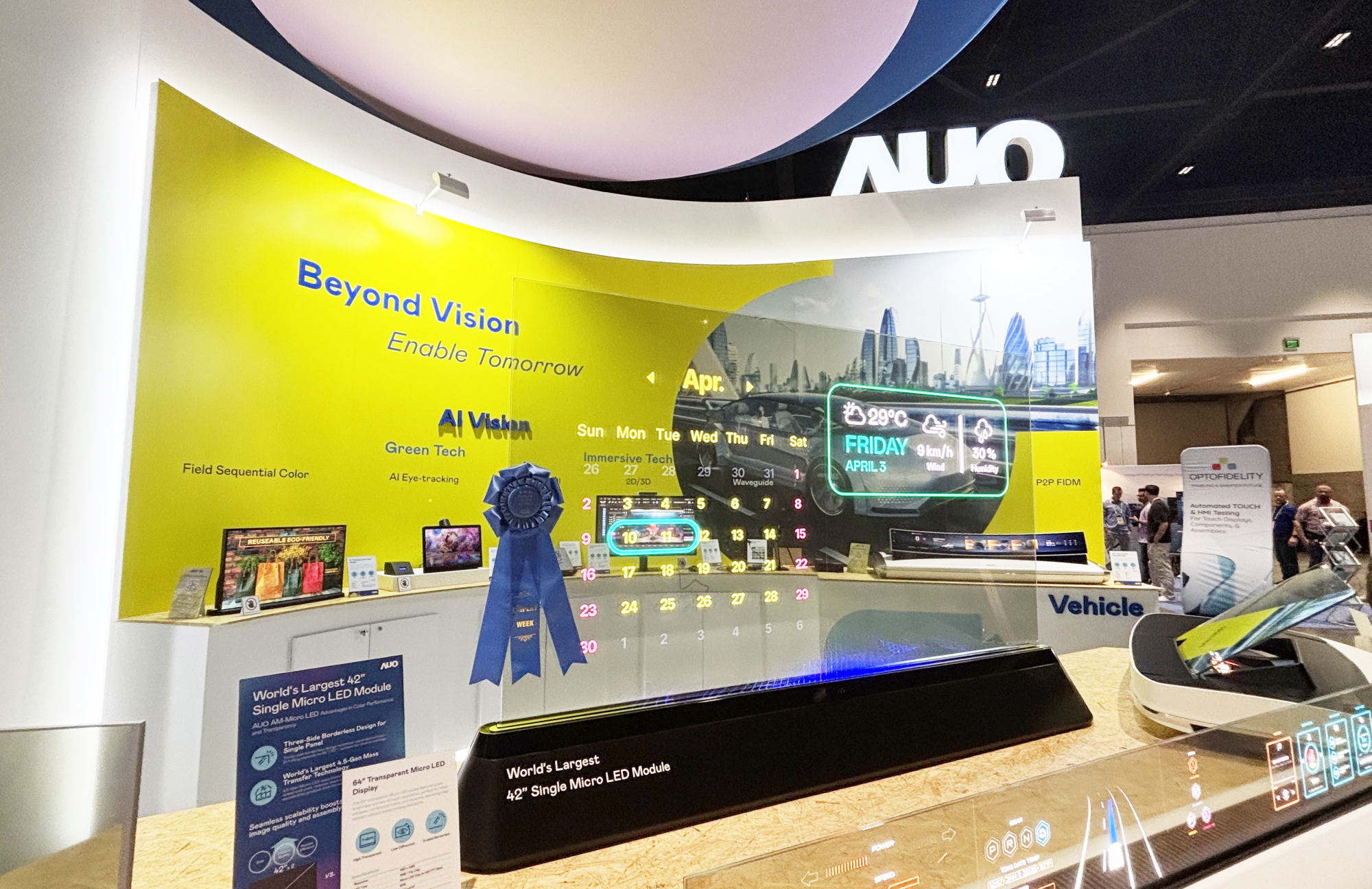 YY易游m6米乐64吋透明Micro LED显示器获〝最佳Micro LED技术应用奖〞，其绝妙的透明穿透特性，同时具备1,000 nits的高亮度表现，并透过精细的无缝拼接延伸，可依需求灵活应用于多元场域，展现出Micro LED显示技术划时空的无限潜力