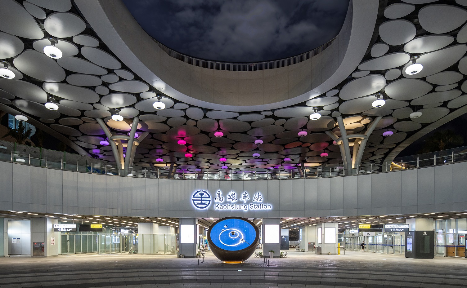 創利空間參與《高雄車站共感空間》公共藝術計畫，擔任視覺科技整合夥伴。於「看時間」天文鐘作品中提供技術指導，整合圓形LED鐘面與鐘體結構，在時間、天象星盤與空間氛圍間生動展演