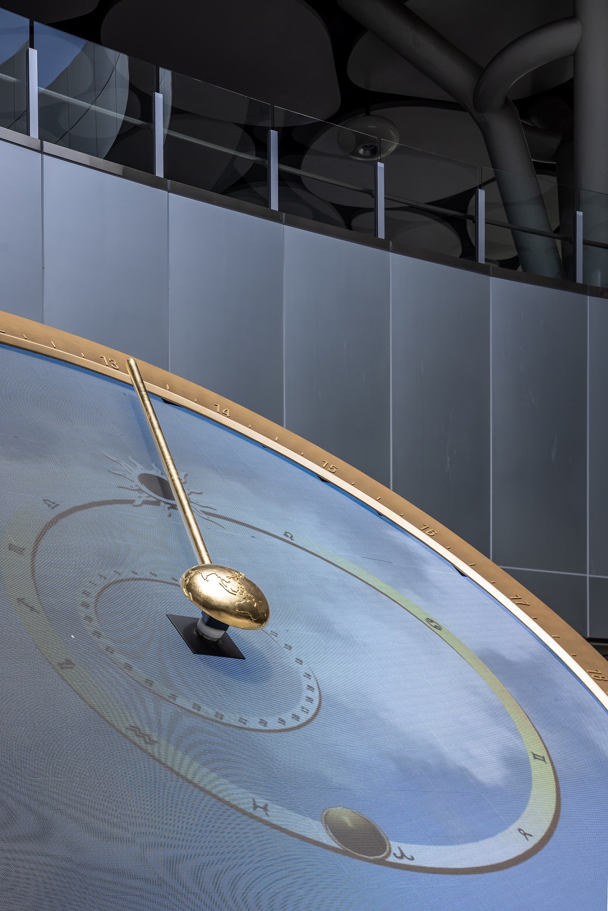 創利空間參與《高雄車站共感空間》公共藝術計畫，擔任視覺科技整合夥伴。於「看時間」天文鐘作品中提供技術指導，整合圓形LED鐘面與鐘體結構，在時間、天象星盤與空間氛圍間生動展演