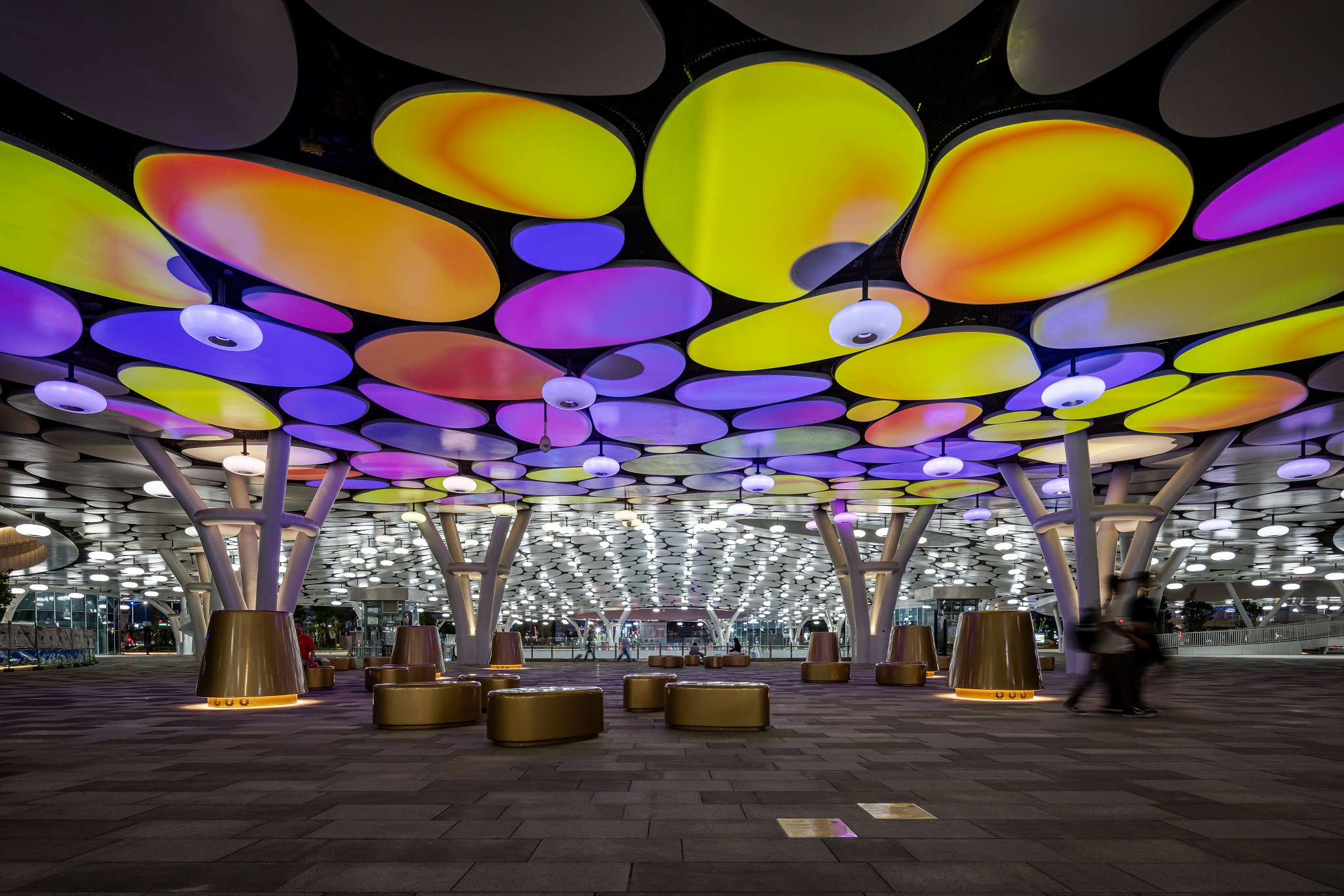 於「染色彩」作品中，創利空間協助藝術團隊將高雄車站天棚2700片鋁製雲朵染上繽紛色彩，從設備設定、光影軟體串接到現場調校，確保光線準確落在雲朵表面，展現層次與意境