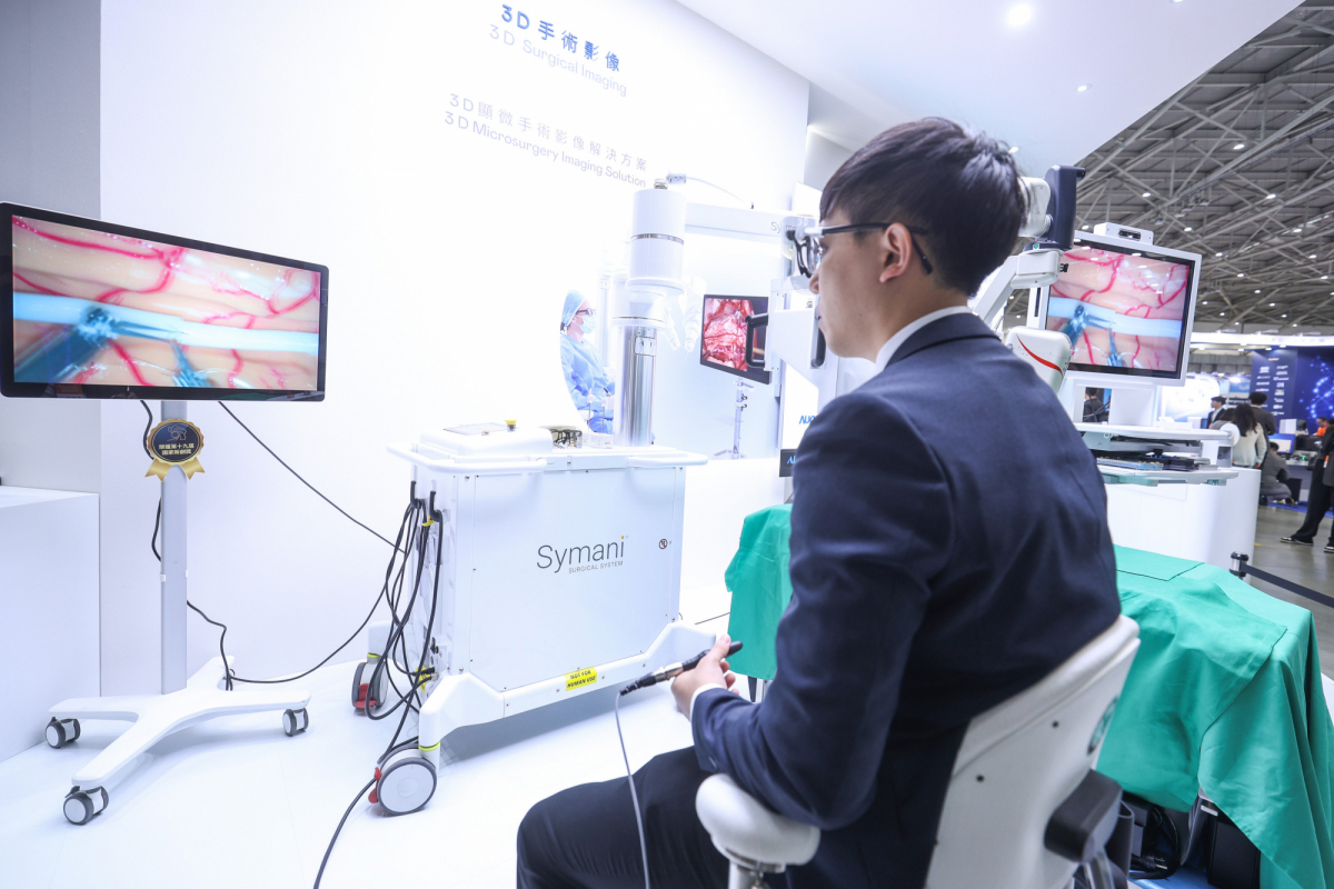 达擎推出〝3D显微手术影像解决方案〞，将3D影像技术从腹腔内视镜手术延伸至神经、血管、淋巴等高难度显微手术，提供超清晰立体视野，协助医疗团队在复杂手术中完成精准细腻操作。