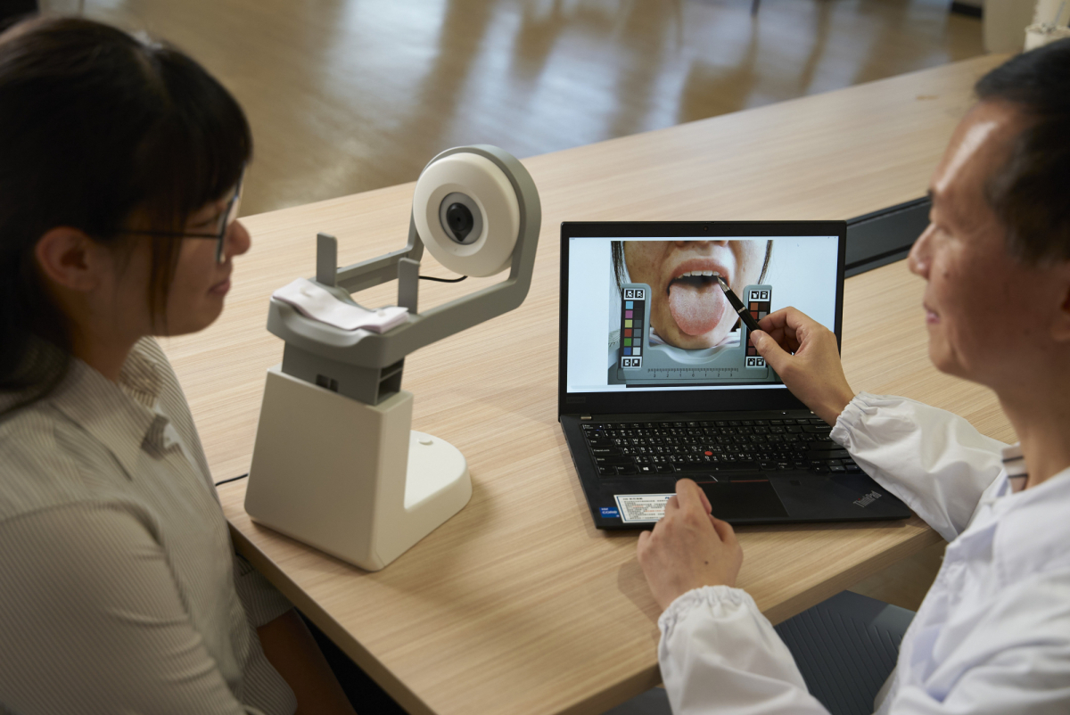 友達耘康的「舌象辨識軟體」則運用AI與大數據技術，可快速辨識舌色、舌形、苔色、苔質等特徵，顯著提升舌象辨識效率，優化檢測流程。