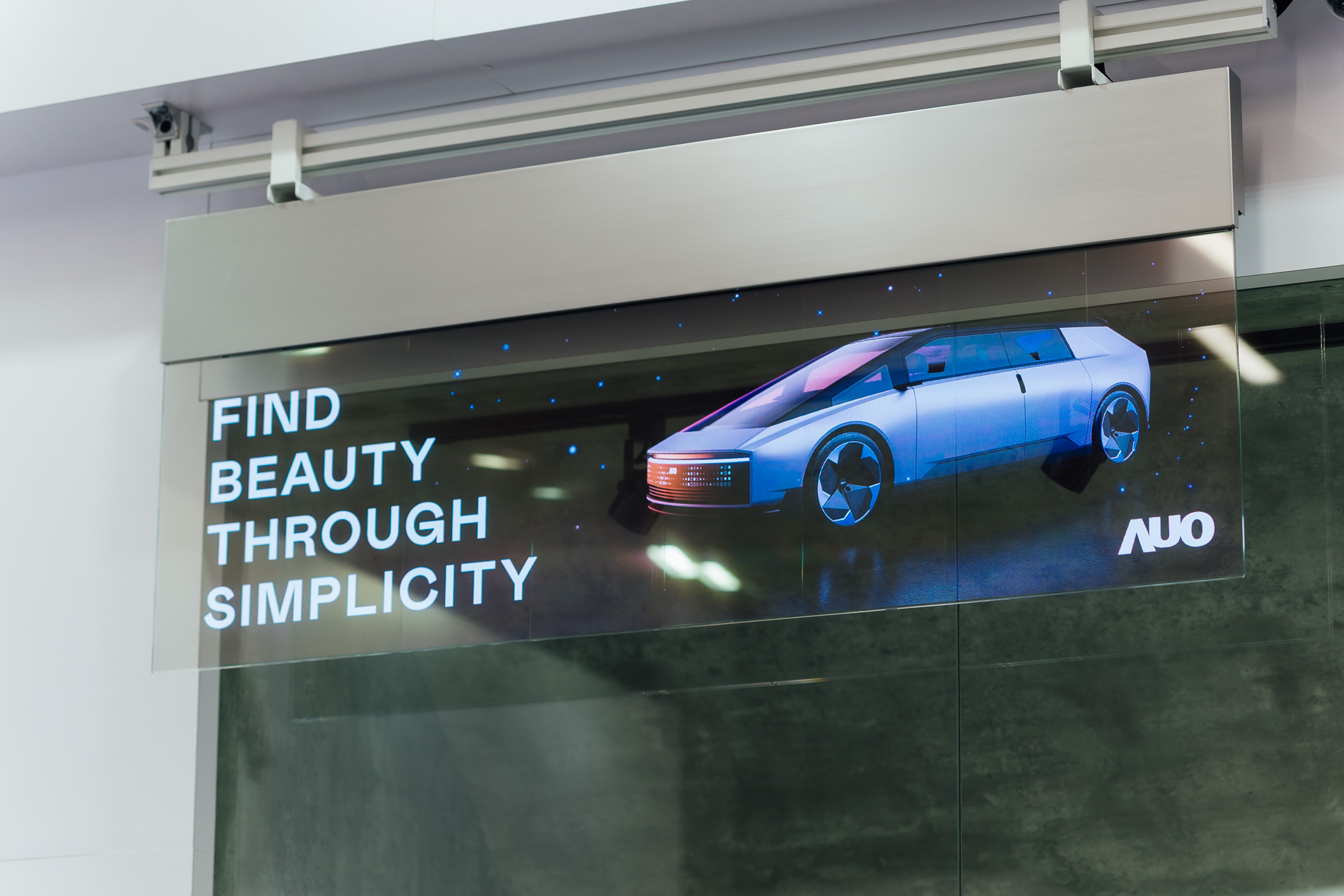 具备高亮度透明感的54吋透明Micro LED智慧广告牌，可无限拼接不同尺寸，营造出兼具科技感与美学的沉浸式氛围，适用于旗舰店、展演空间等多元场域。