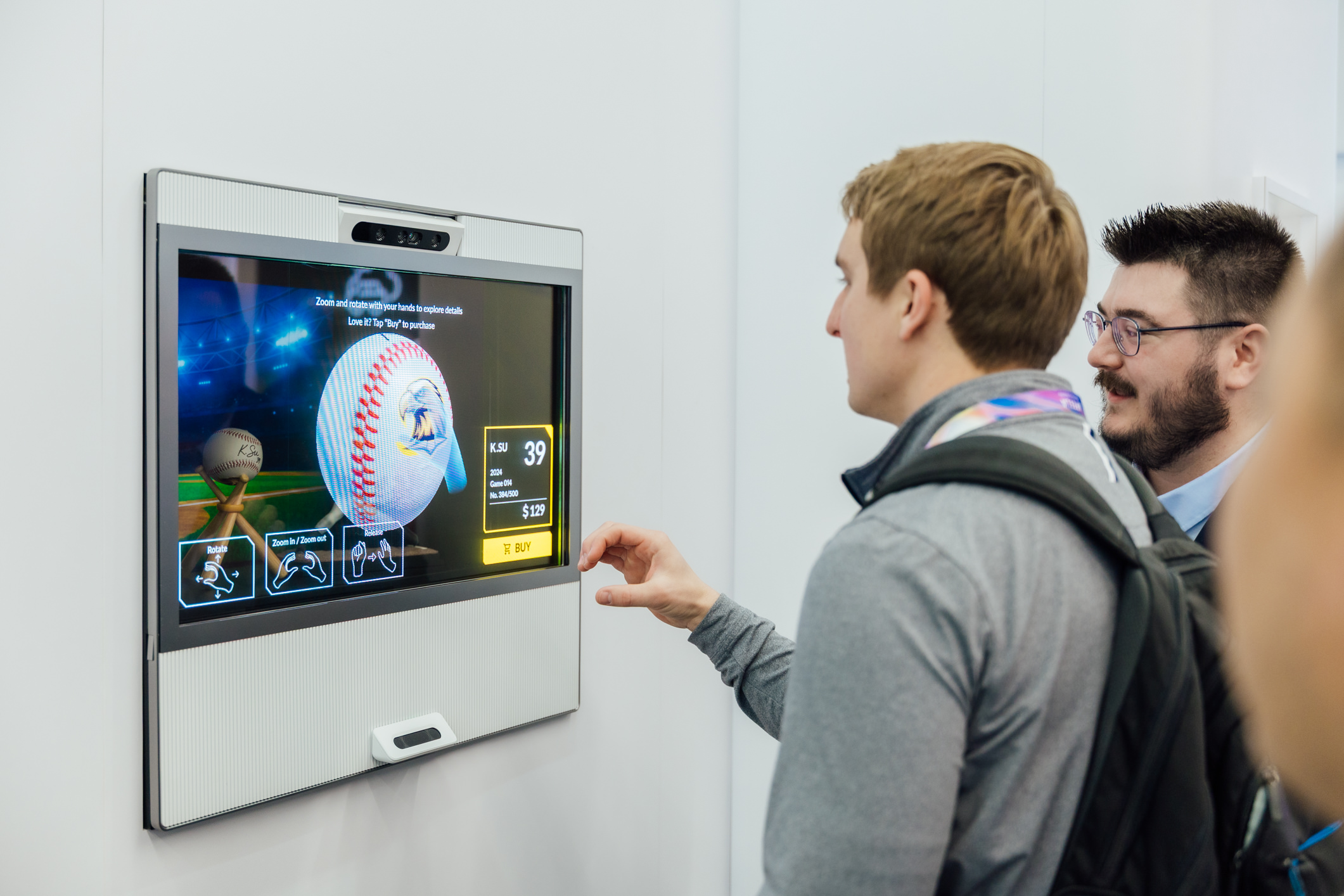 YY易游m6米乐智慧行动透过专属展间，与客户深度聚焦，密切探讨产品协作共创的机会与落地的可能性，激发人车互动的创新再进化，并结合输出国际的Micro LED前瞻技术跨界应用，揭开更多元精彩的应用情境。