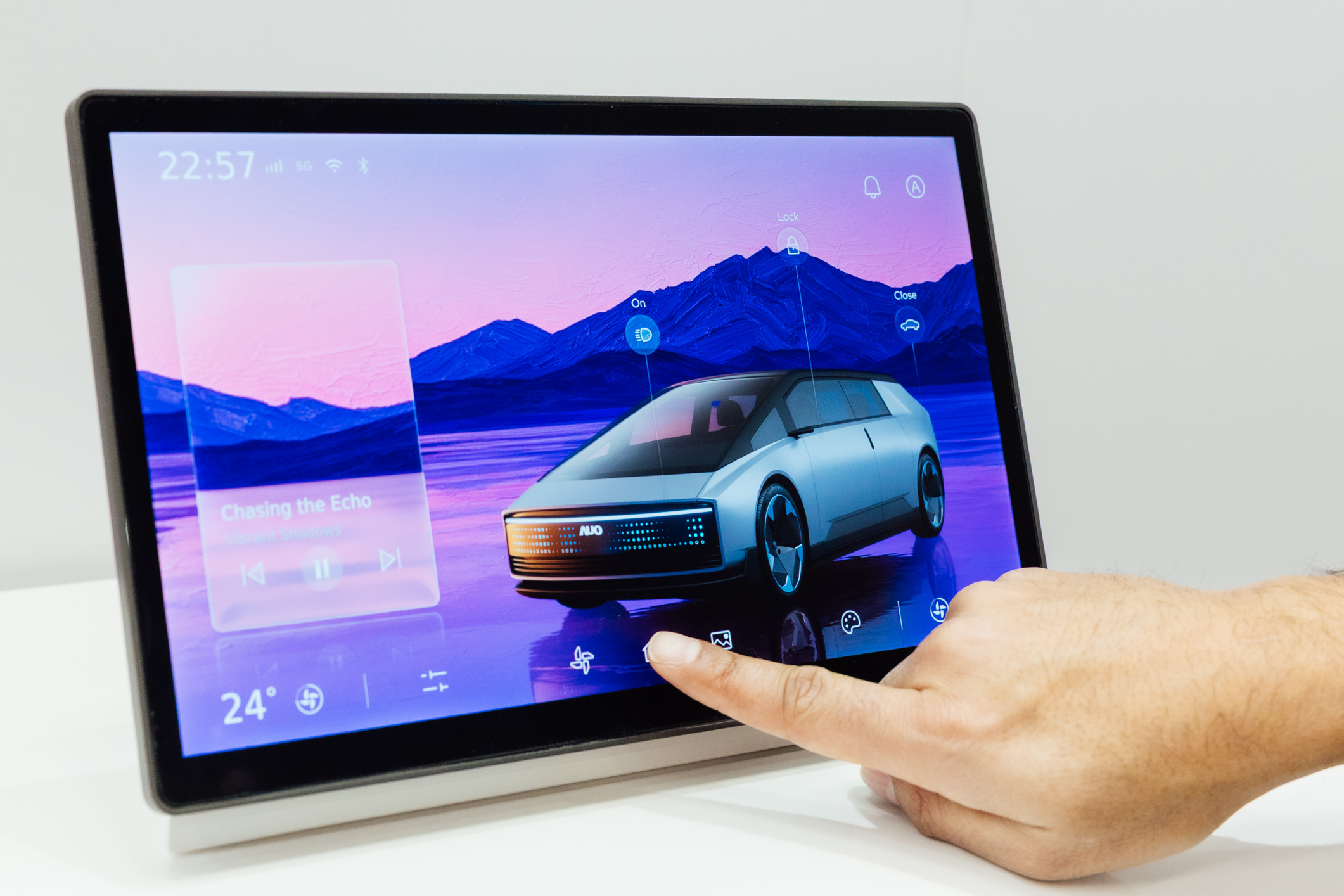 将先进抗反光技术导入于CID中控台呈现全时可视效果，并支持与座舱环境完美融合，带来清晰且不干扰的驾驶与座舱操作体验，兼容座舱质感与行车安全。