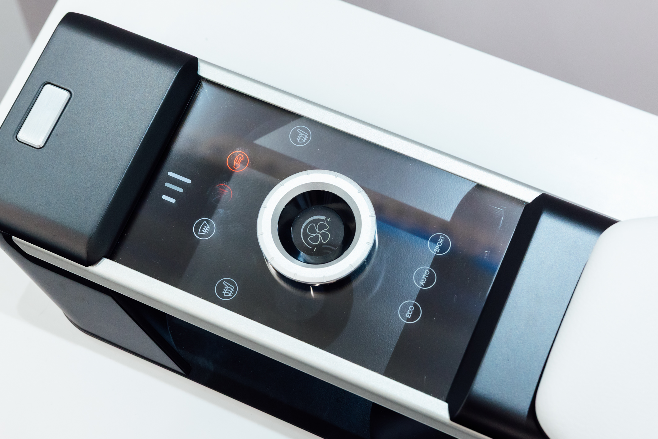 以极简设计打造的CrystalSense Console，为中央扶手区带来创新突破，将功能隐藏于简约的外观中，并采用悬浮式旋钮搭配玻璃面板与主动触觉回馈，仅在操作时才显现功能选单，提供直觉且可自定义的互动体验。